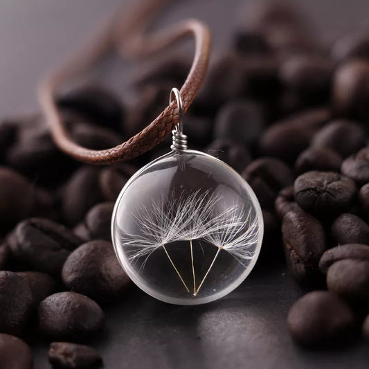 Collier pendentif fleur séchée dans un cabochon en verre transparent